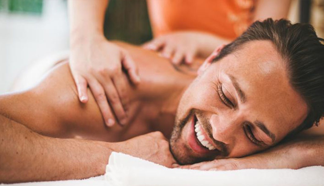 Como fazer uma massagem lingam no seu parceiro