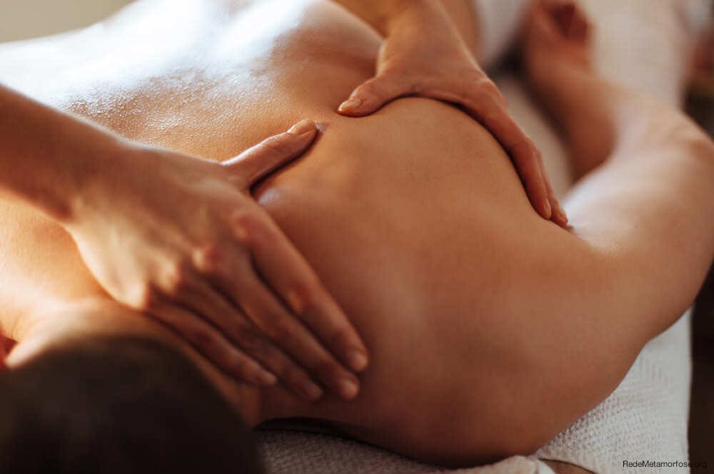 Como fazer uma massagem lingam no seu parceiro